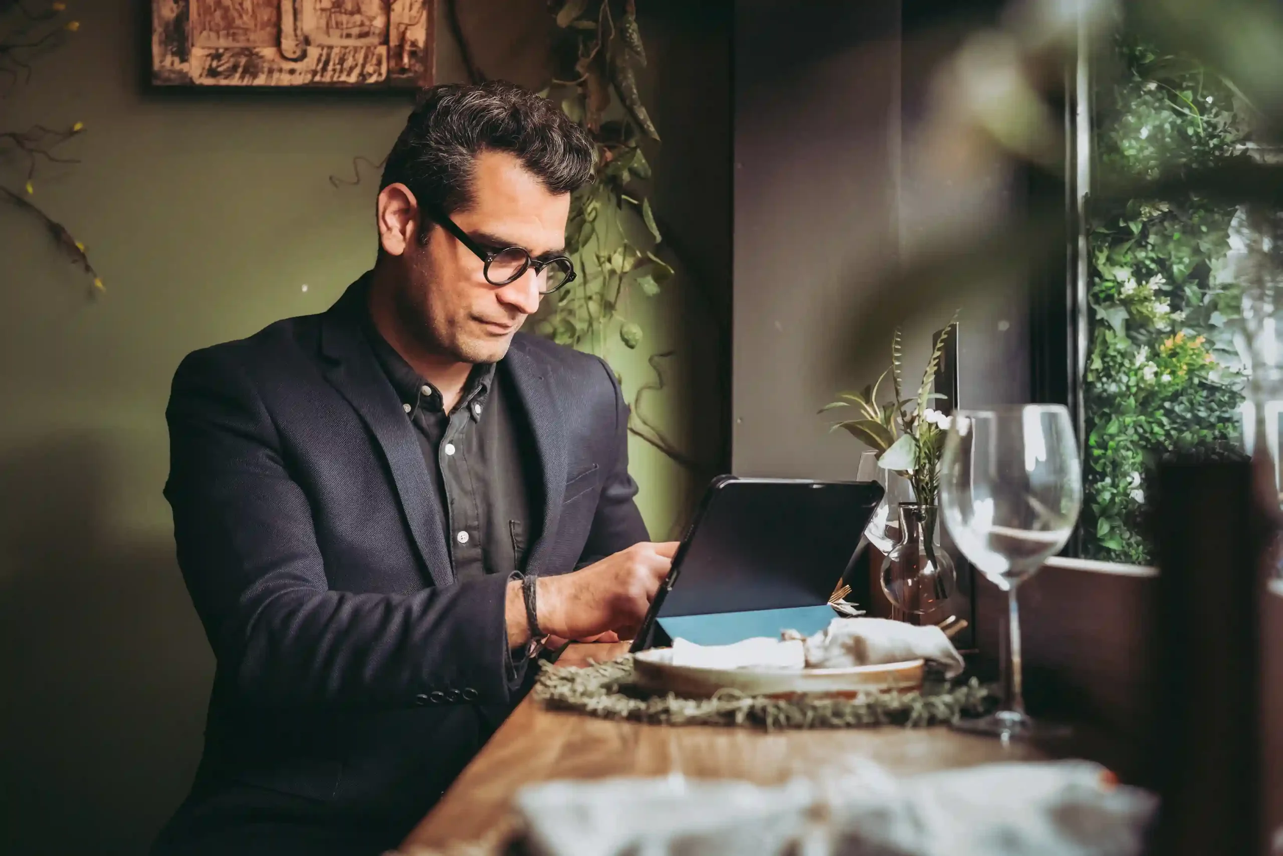 Person working at BlendHouse, an ideal venue for professional events, client meetings, and team dinners in Utrecht.